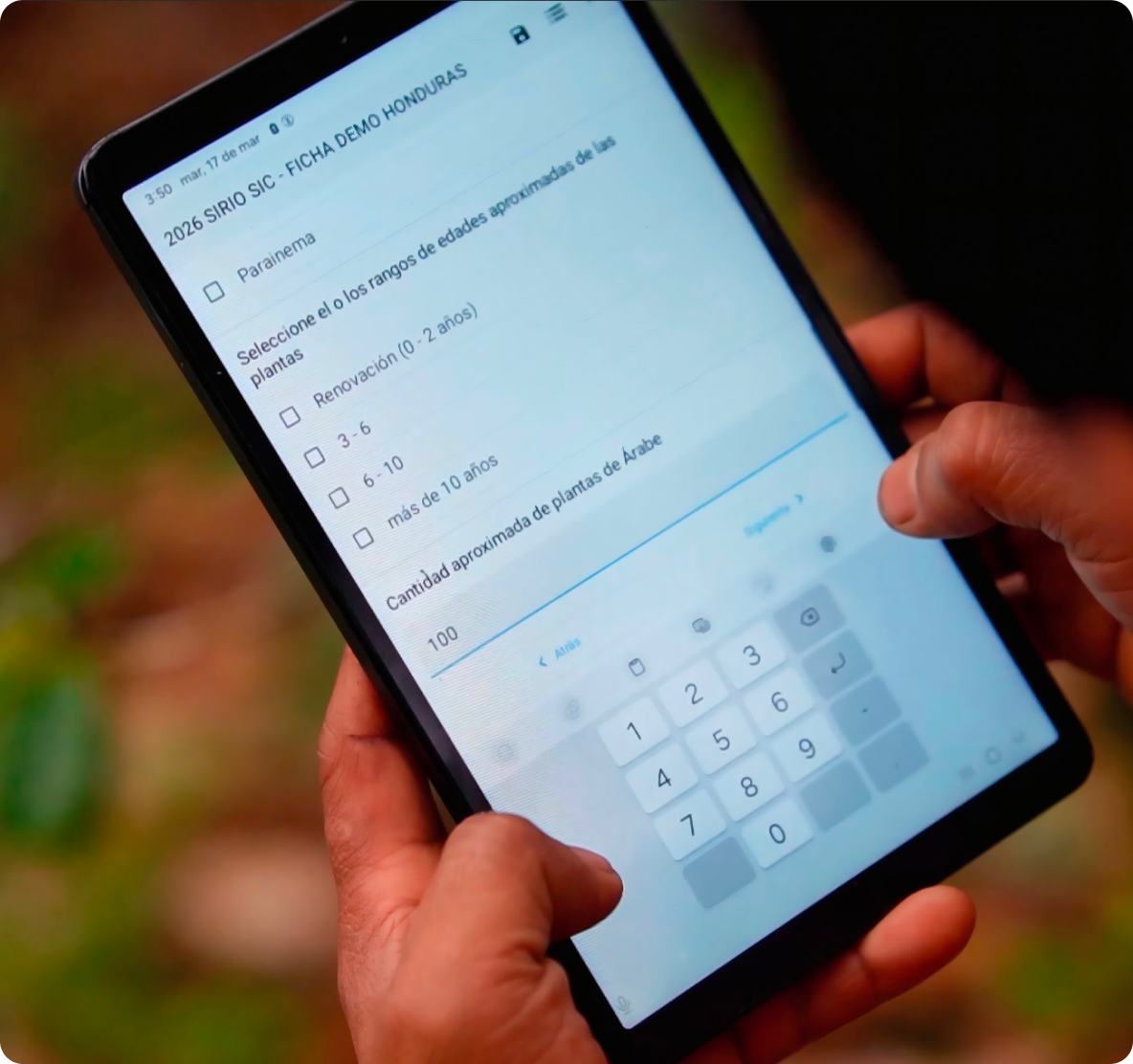 Persona usando la aplicación Sirio en una tableta en campo